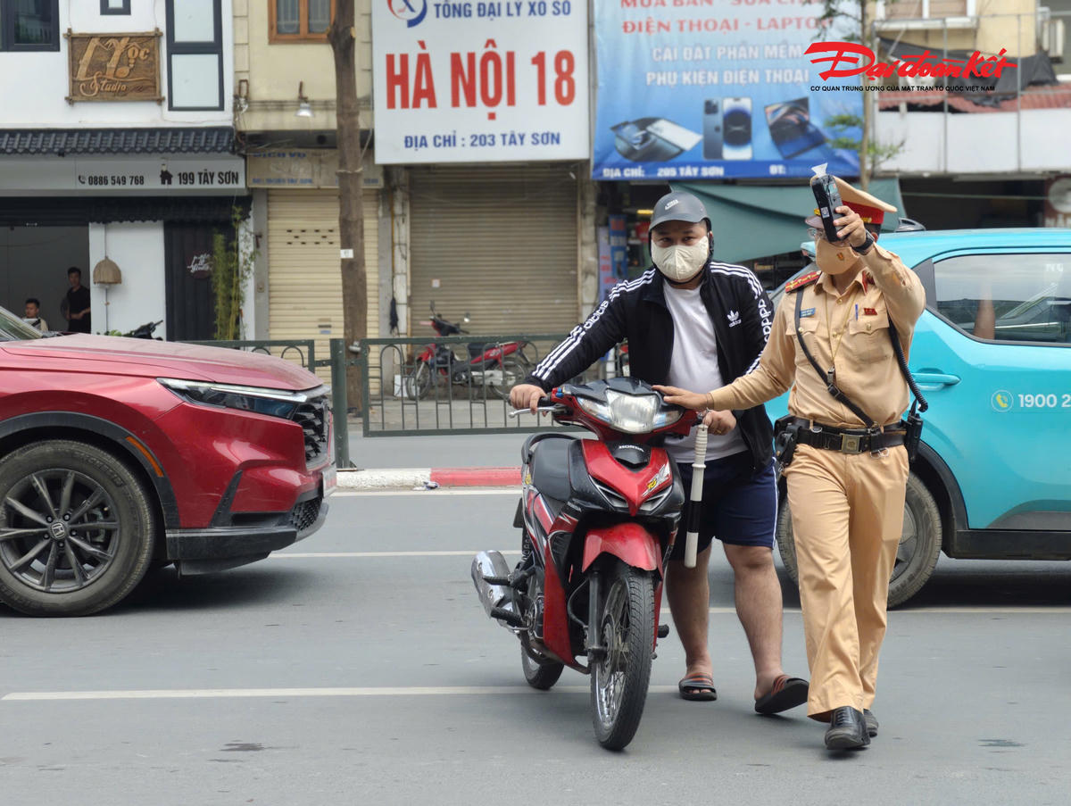 Nhiều trường hợp điều khiển xe máy vi phạm nồng độ cồn bị phát hiện, xử lý.