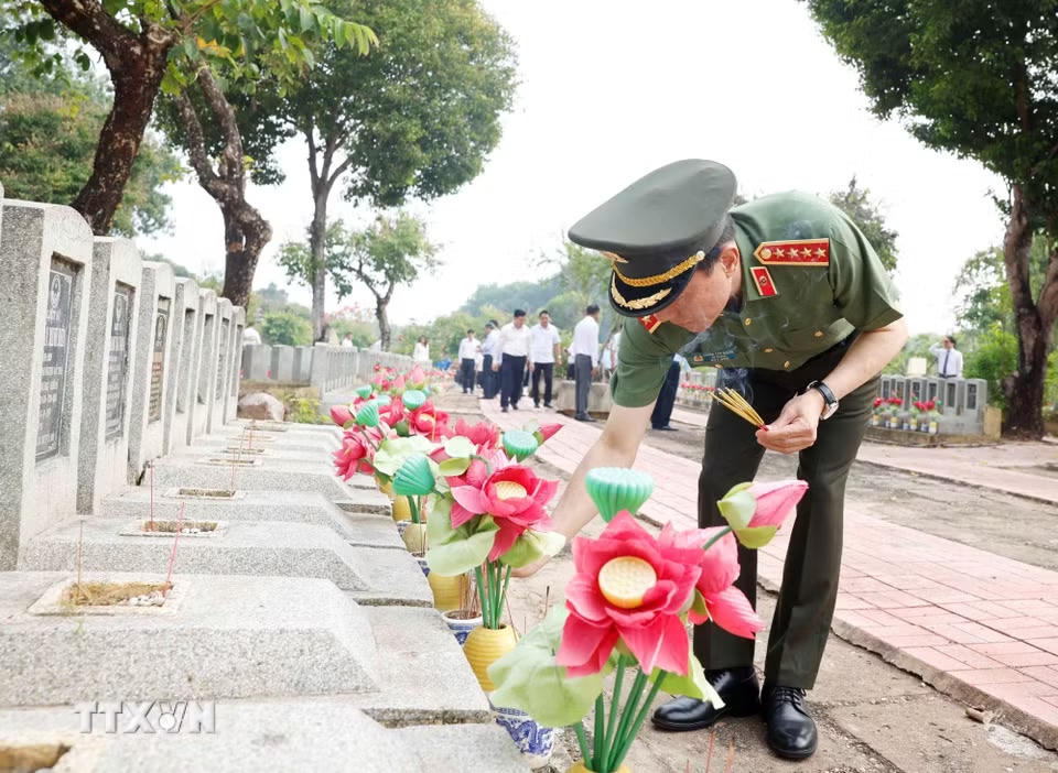 Đại biểu thắp hương tri ân các Anh hùng-Liệt sỹ tại Nghĩa trang Liệt sỹ Tân Biên (Nghĩa trang Liệt sỹ Đồi 82). (Ảnh: Thống Nhất/TTXVN)