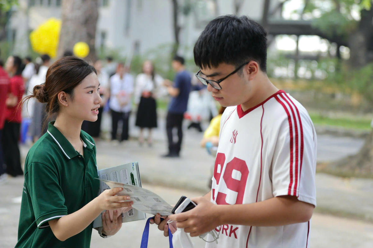 Thí sinh tìm hiểu thông tin tuyển sinh của trường đại học.