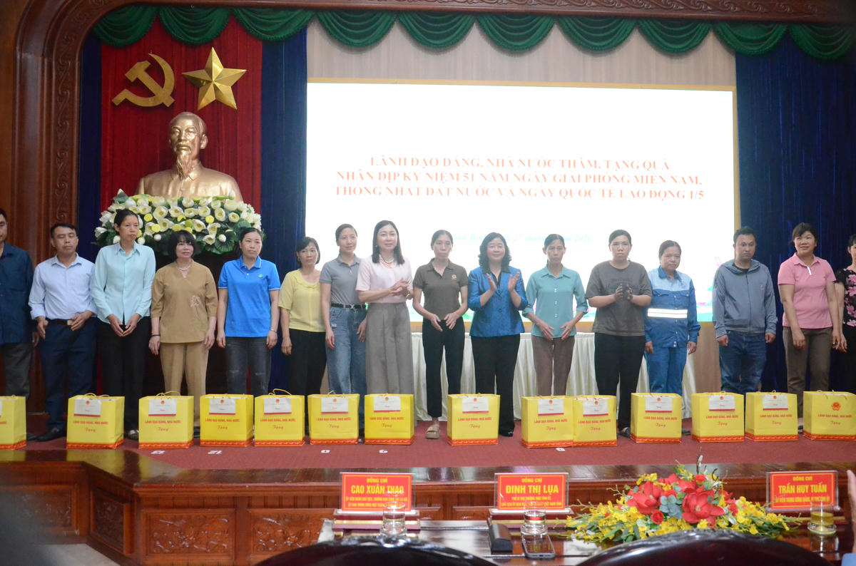 Dịp này, Đảng, Nhà nước dành 200 suất quà tặng các gia đình chính sách, hộ nghèo, công nhân, người lao động ở tỉnh Ninh Bình. Ảnh: Duy Hưng.&nbsp;