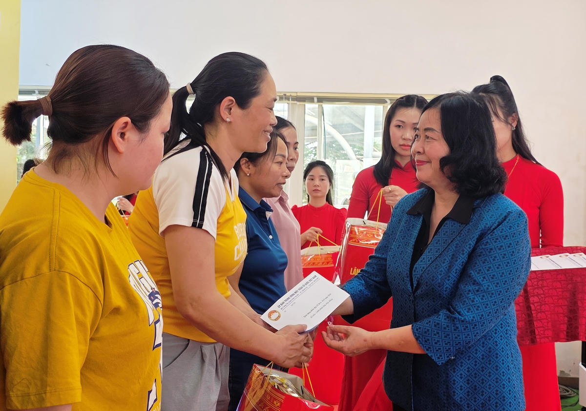 Bà Bùi Thị Minh Hoài, Uỷ viên Bộ Chính trị, Bí thư Trung ương Đảng, Chủ tịch Uỷ ban Trung ương MTTQ Việt Nam ân cần thăm hỏi và tặng quà cho các gia đình chính sách, người lao động tại Thanh Hóa. Ảnh: Nguyễn Chung.