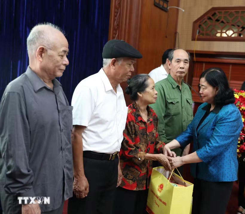 Bà Bùi Thị Minh Hoài, Ủy viên Bộ Chính trị, Bí thư Trung ương Đảng, Chủ tịch Ủy ban Trung ương MTTQ Việt Nam tặng quà gia đình chính sách, người nghèo, người có hoàn cảnh khó khăn trên địa bàn tỉnh Ninh Bình. (Ảnh: Thanh Tuấn/TTXVN).