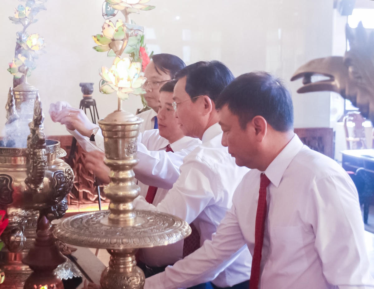 Lãnh đạo tỉnh Lâm Đồng dâng hương tưởng nhớ Chủ tịch Hồ Chí Minh.