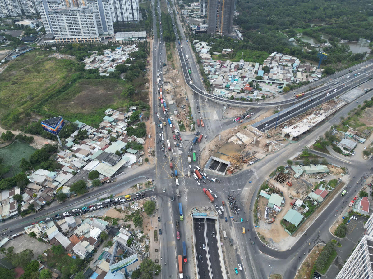 Nhánh cầu vượt sẽ giúp giảm đáng kể áp lực phương tiện giao thông ở khu vực. Ảnh: Đ.X.