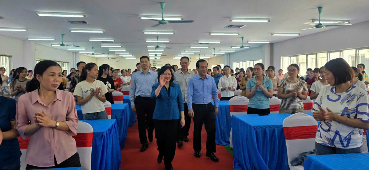 Bà Bùi Thị Minh Hoài, Uỷ viên Bộ Chính trị, Bí thư Trung ương Đảng, Chủ tịch Uỷ ban Trung ương MTTQ Việt Nam cùng lãnh đạo tỉnh Thanh Hoá đến thăm và động viên công nhân, người lao động tại Công ty trách nhiệm hữu hạn Sakurai Việt Nam. Ảnh: Nguyễn Chung.&nbsp;