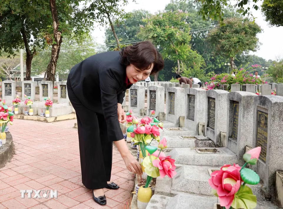 Đại biểu thắp hương tri ân các Anh hùng-Liệt sỹ tại Nghĩa trang Liệt sỹ Tân Biên (Nghĩa trang Liệt sỹ Đồi 82). (Ảnh: Thống Nhất/TTXVN)