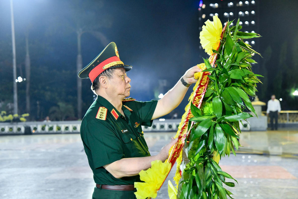 Đại tướng Nguyễn Trọng Nghĩa  dâng hoa, dâng hương tại Nghĩa trang Liệt sĩ phường Quy Nhơn Nam (tỉnh Gia Lai). Ảnh: CV.