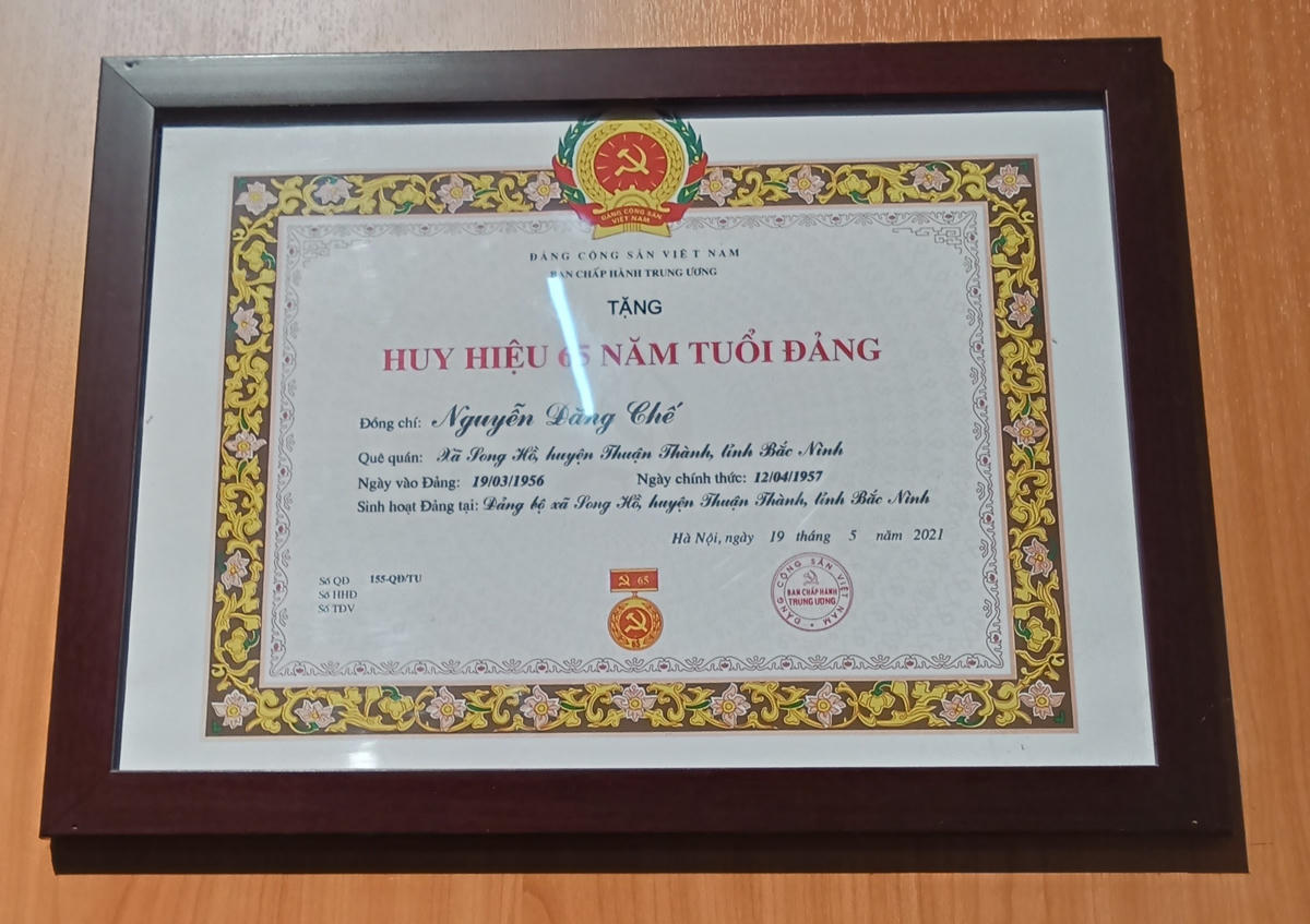 Bằng chứng nhận Huy hiệu 65 năm tuổi Đảng của họa sĩ Nguyễn Đăng Chế.