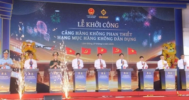 Các đại biểu bấm nút khởi công sân bay Phan Thiết.
