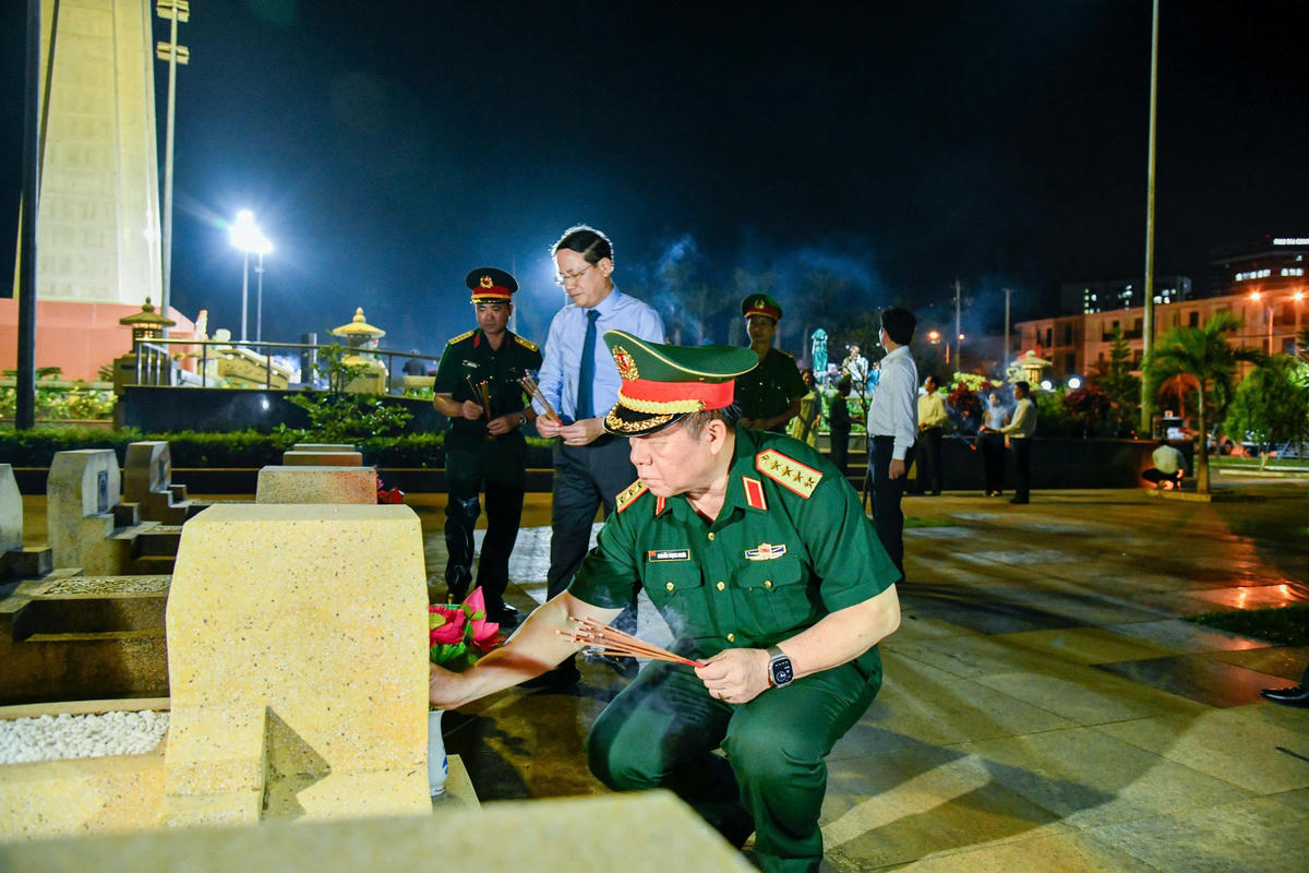 Đại tướng Nguyễn Trọng Nghĩa thắp hương phần mộ liệt sĩ. Ảnh: CV.