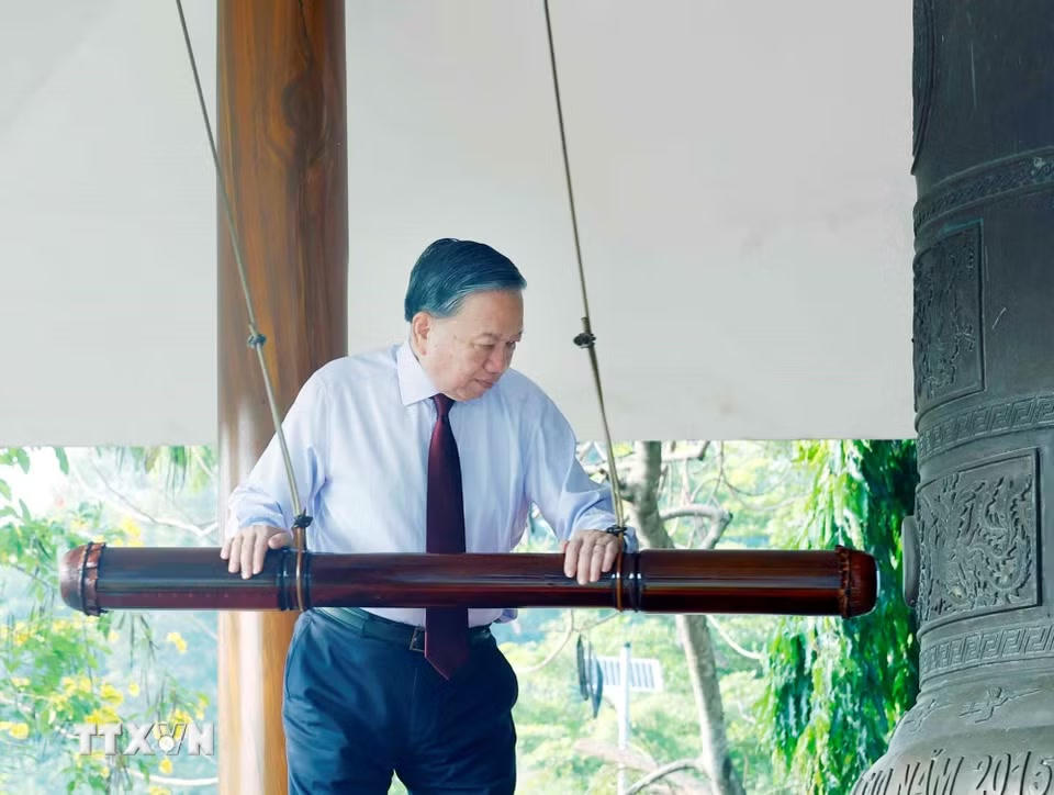 Tổng Bí thư, Chủ tịch nước Tô Lâm thỉnh chuông tại Nghĩa trang Liệt sỹ Tân Biên (Nghĩa trang Liệt sỹ Đồi 82). (Ảnh: Thống Nhất/TTXVN)