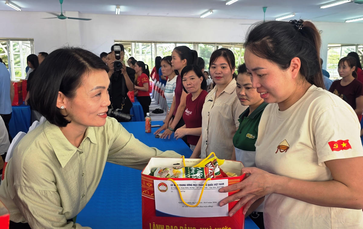 Bà Đỗ Thị Toán, Ủy viên Ban Thường vụ Tỉnh ủy, Phó Chủ tịch thường trực Ủy ban MTTQ tỉnh Thanh Hóa tặng quà cho người lao động tại buổi lễ. Ảnh: Nguyễn Chung.