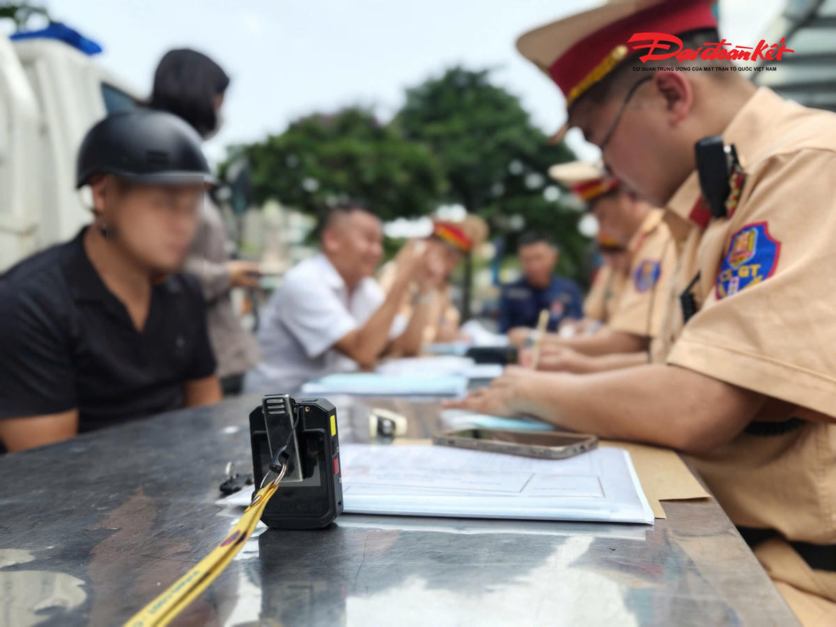 Điển hình là anh Phạm Văn P. (SN 1981), điều khiển xe máy BKS 36B2-057.XX, vi phạm ở mức 0,446 mg/l khí thở. Làm việc với lực lượng chức năng, người này cho biết do nghỉ lễ nên đi gặp bạn bè, có sử dụng bia nhưng vẫn điều khiển phương tiện về nhà.