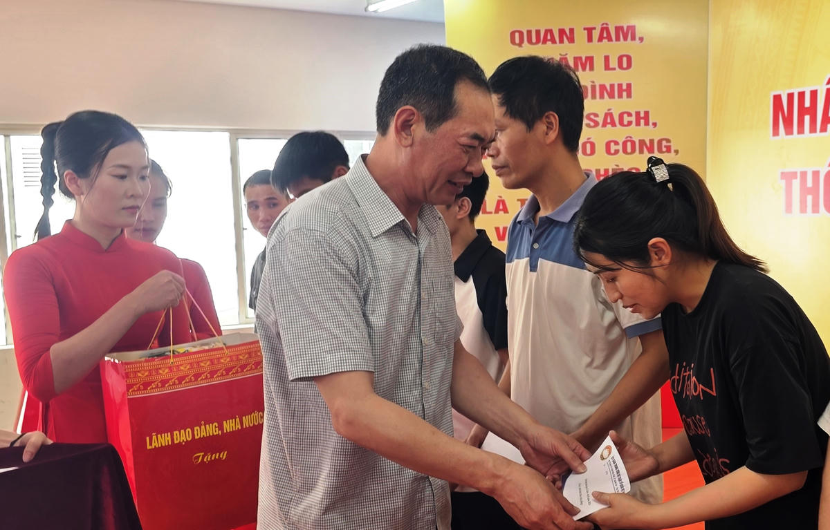 Ông Trịnh Tuấn Sinh, Phó Bí thư Tỉnh ủy, Chủ tịch Ủy ban MTTQ tỉnh Thanh Hóa tặng quà cho người lao động tại buổi lễ. Ảnh: Nguyễn Chung.