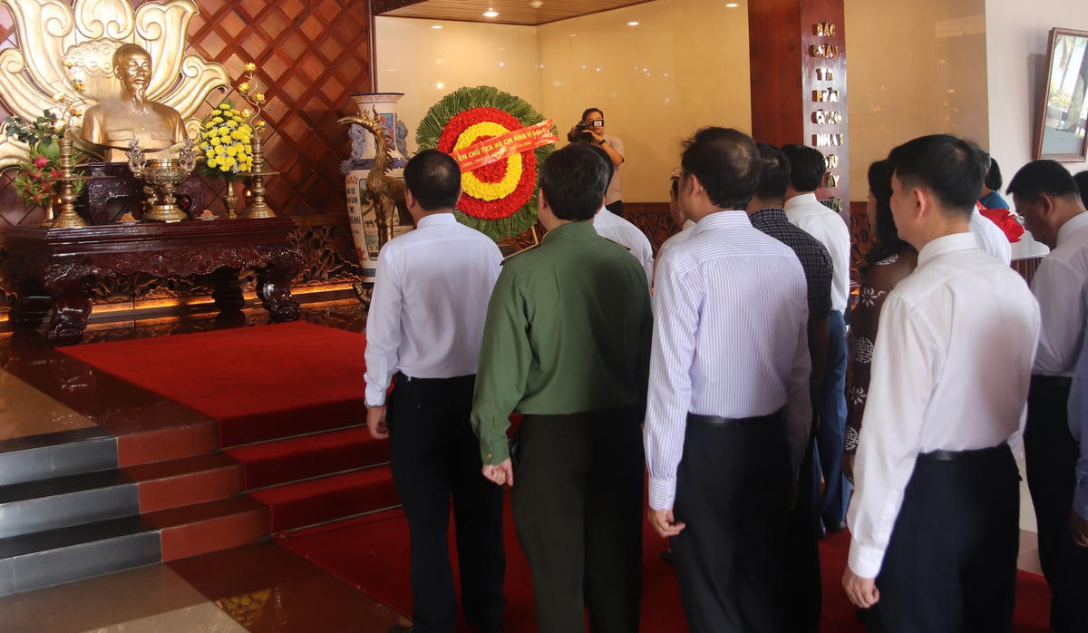 Lãnh đạo tỉnh Lâm Đồng dâng hoa viếng Bác tại Bảo tàng Hồ Chí Minh Bình Thuận (tỉnh Lâm Đồng).