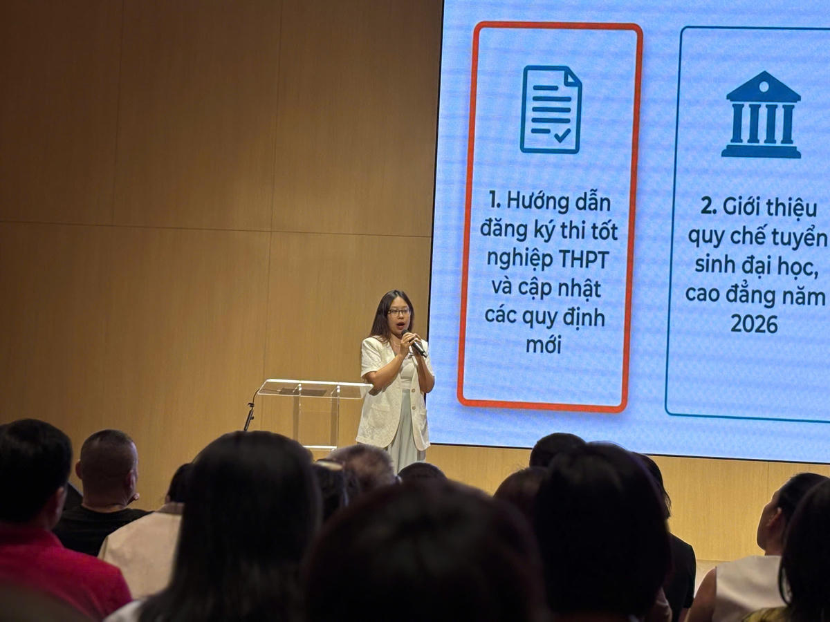 Cô giáo Lê Minh Thư chia sẻ với phụ huynh và học sinh về các lưu ý đăng ký dự thi tốt nghiệp THPT 2026. Ảnh: Phương Lan.