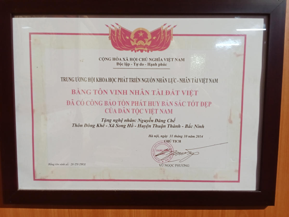 Bảng tôn vinh nhân tài Đất Việt đã có công bảo tồn phát huy bản sắc tốt đẹp của dân tộc Việt Nam tặng họa sĩ Nguyễn Đăng Chế.