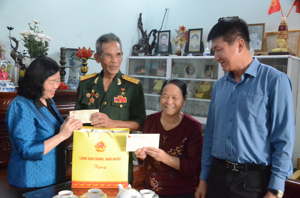 Chủ tịch Ủy ban Trung ương MTTQ Việt Nam Bùi Thị Minh Hoài, lãnh đạo tỉnh Ninh Bình thăm hỏi, tặng quà gia đình Anh hùng Lực lượng vũ trang Nguyễn Thiện Tỉnh ở phường Phù Vân. Ảnh: Duy Hưng.&nbsp;