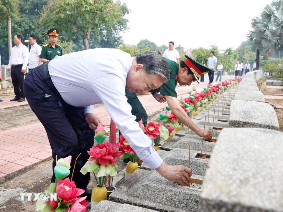 Tổng Bí thư, Chủ tịch nước Tô Lâm thắp hương tri ân các Anh hùng-Liệt sỹ tại Nghĩa trang Liệt sỹ Tân Biên (Nghĩa trang Liệt sỹ Đồi 82). (Ảnh: Thống Nhất/TTXVN)