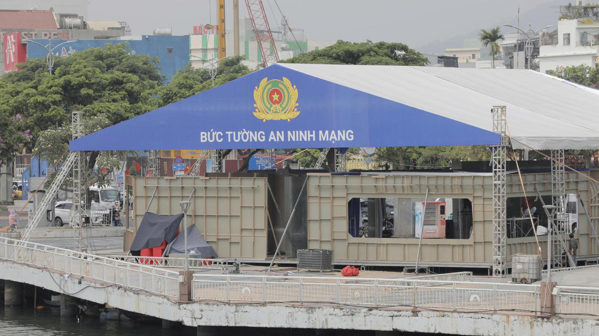 Công tác thi công phục vụ chương trình tại cầu Rồng. Ảnh: Nguyễn Tú.