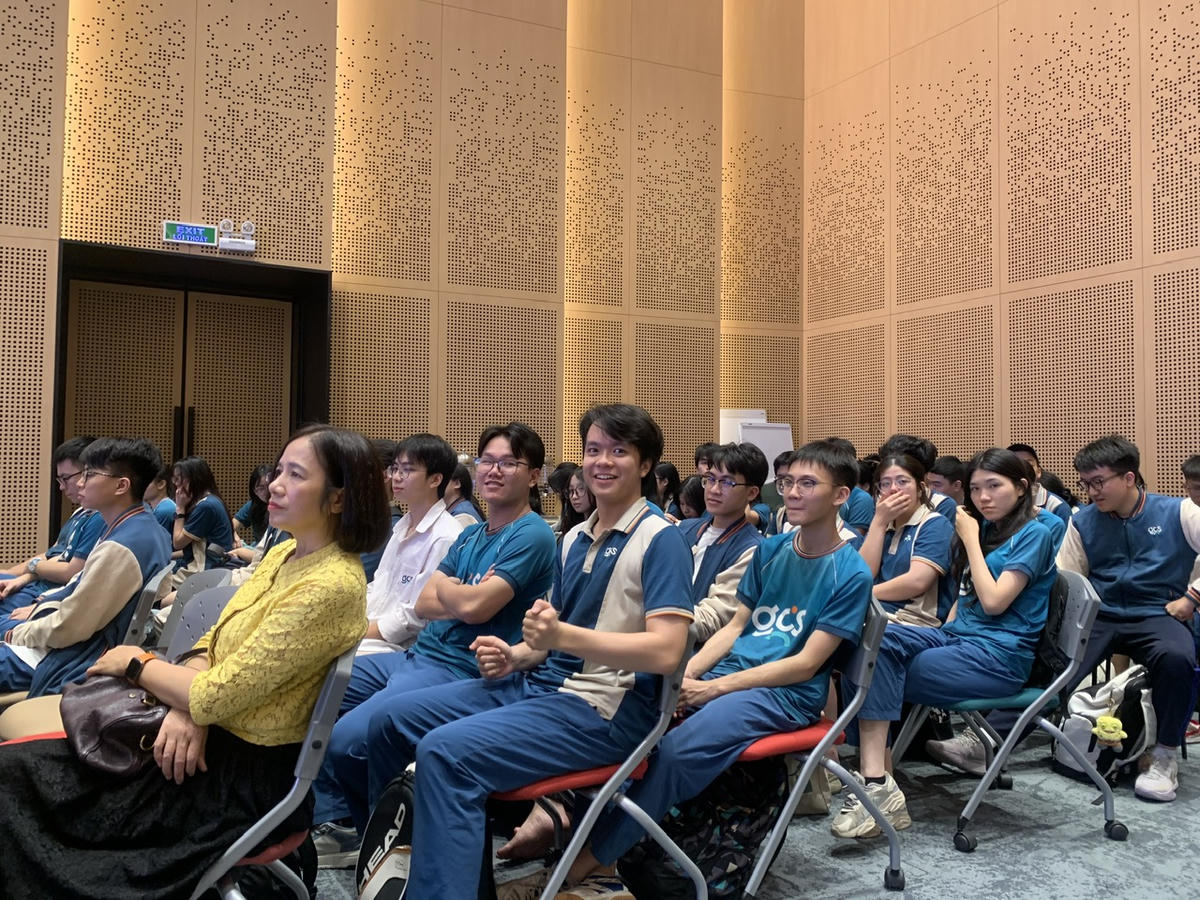 Thí sinh và phụ huynh Trường THPT Galileo (Hà Nội) tham gia buổi tư vấn, tìm hiểu cách sử dụng chứng chỉ ngoại ngữ hiệu quả khi đăng ký dự thi và xét tuyển đại học năm 2026. Ảnh: Lam Nhi.