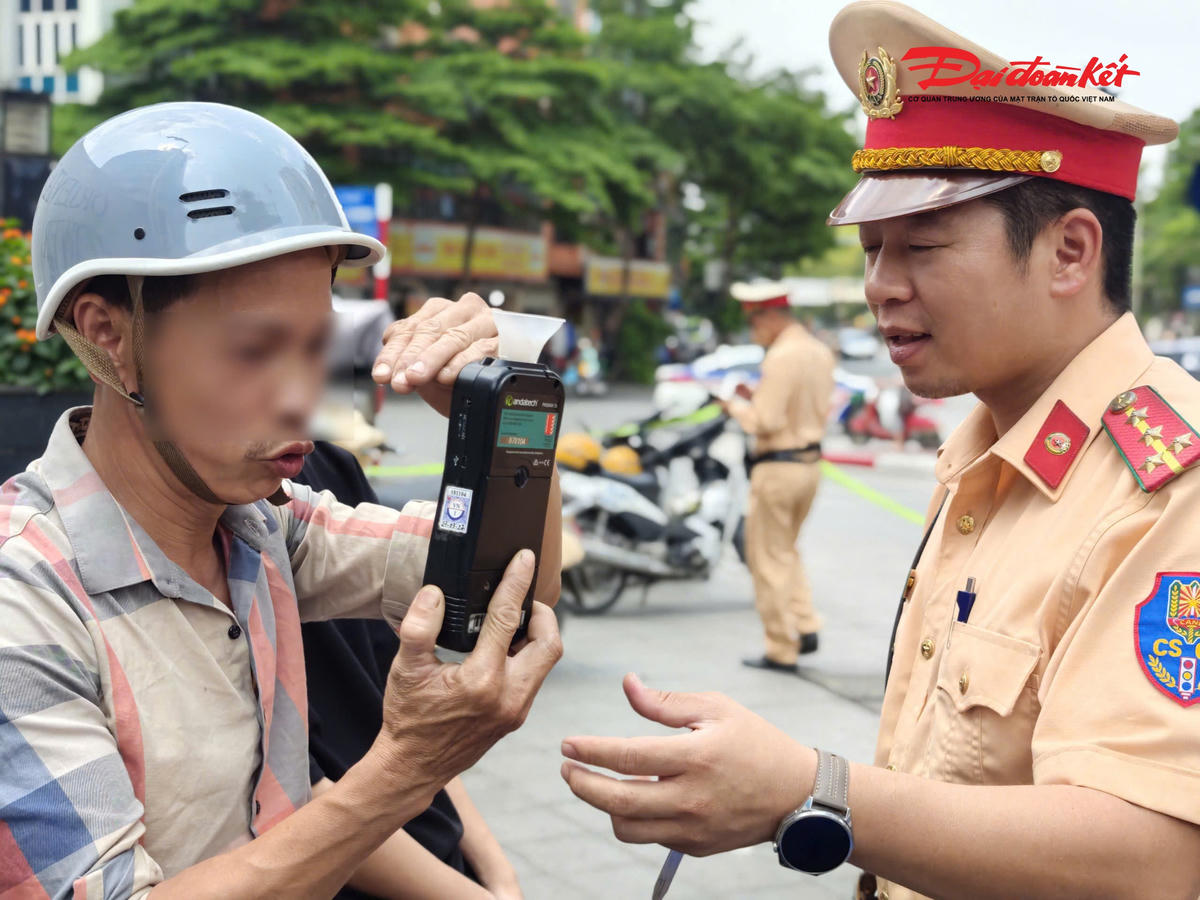 Chỉ trong 1 giờ 30 phút, lực lượng chức năng đã phát hiện và xử lý 8 trường hợp vi phạm. Nhiều người tỏ ra bất ngờ khi bị kiểm tra, đưa ra các lý do như “chỉ uống một chút”, “nghỉ lễ nên chủ quan”.