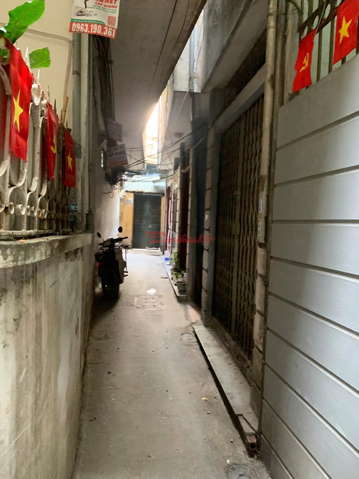 Ngách vào Công ty&nbsp;TNHH Quang Anh Chu có chiều rộng khoảng 1m. Ảnh Trần Việt.