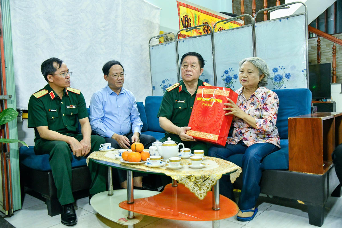 Đại tướng Nguyễn Trọng Nghĩa thăm, tặng quà thương binh Nguyễn Thị Minh Tâm. Ảnh: CV.