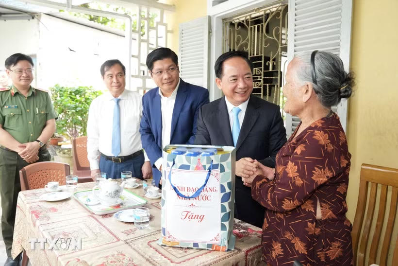 Trưởng Ban Tuyên giáo và Dân vận Trung ương Trịnh Văn Quyết thăm, tặng quà gia đình bà Phan Thị Tịnh (sinh năm 1940, vợ liệt sỹ). (Ảnh: Mai Trang/TTXVN).