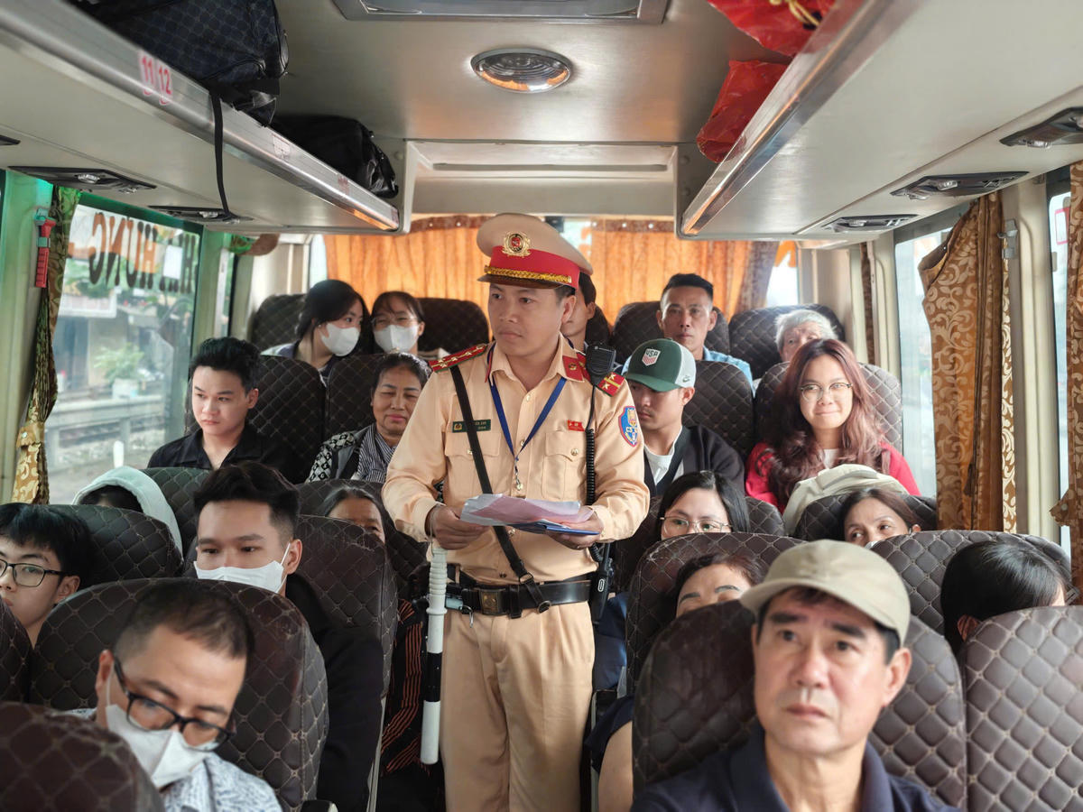 Trong các ngày nghỉ lễ, CSGT tăng cường kiểm soát chặt chẽ hoạt động vận tải hành khách.