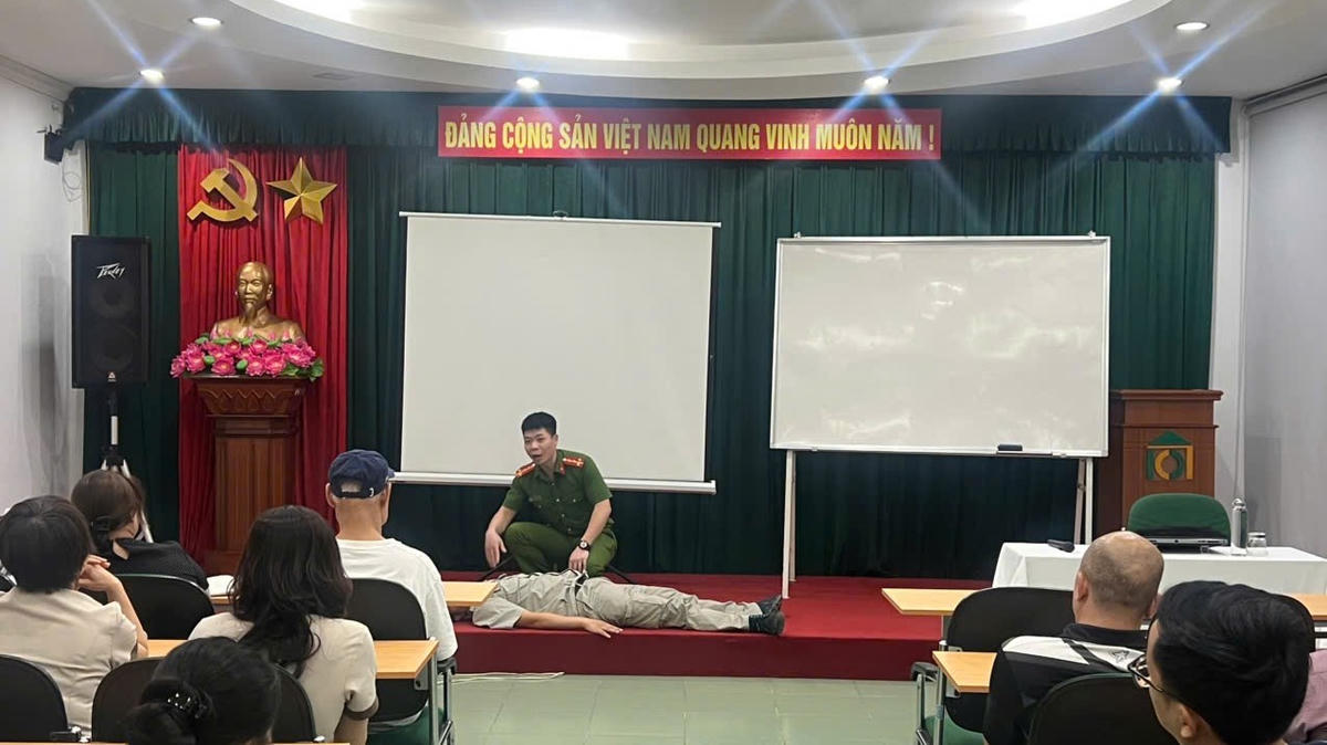 Cán bộ Đội chữa cháy và cứu nạn cứu hộ, Khu vực số 9 (Công an TP Hà Nội hướng dẫn kỹ năng sơ cấp cứu.