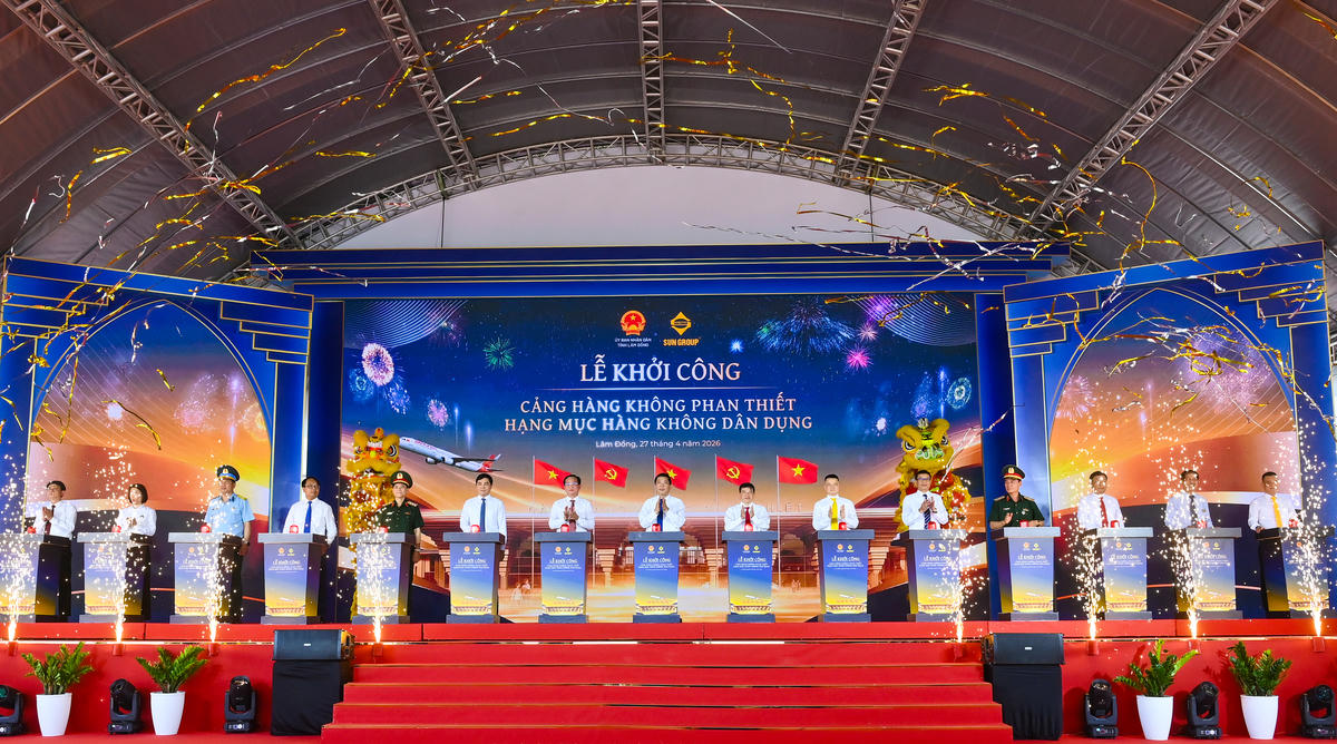 Các đại biểu thực hiện nghi thức Khởi công Cảng hàng không dân dụng Phan Thiết