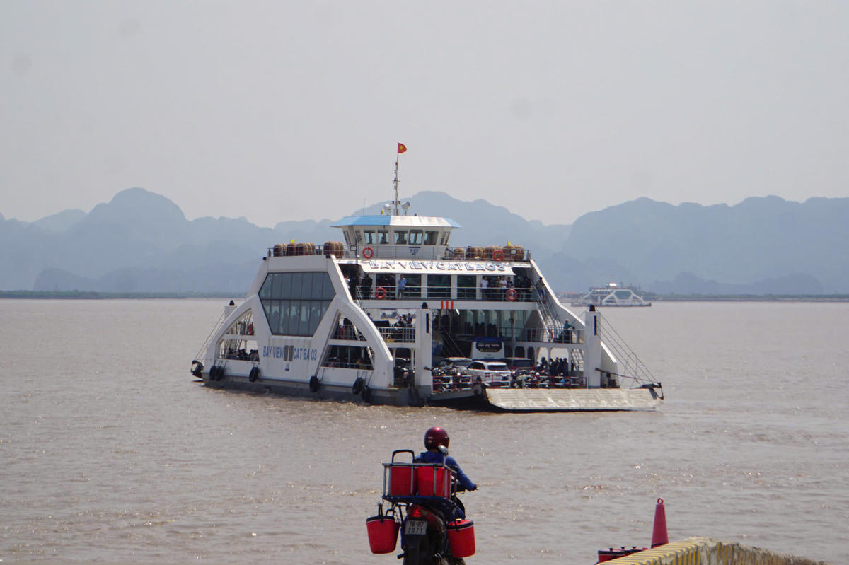 Từ ngày 25/4 đến 3/5 và các ngày cuối tuần từ 9/5 đến hết 30/9/2026, phà Đồng Bài tạm dừng tiếp nhận ô tô con và xe tải theo chiều ra đảo trong khung giờ từ 9 giờ đến 13 giờ hằng ngày. Ảnh: PT.&nbsp;