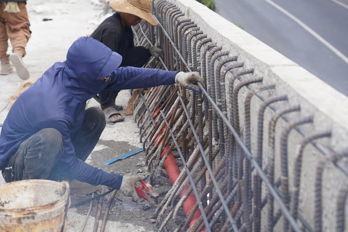 Công nhân đang hối hả thi công những hạng mục cuối để kịp thông xe. Ảnh: Đ.X.