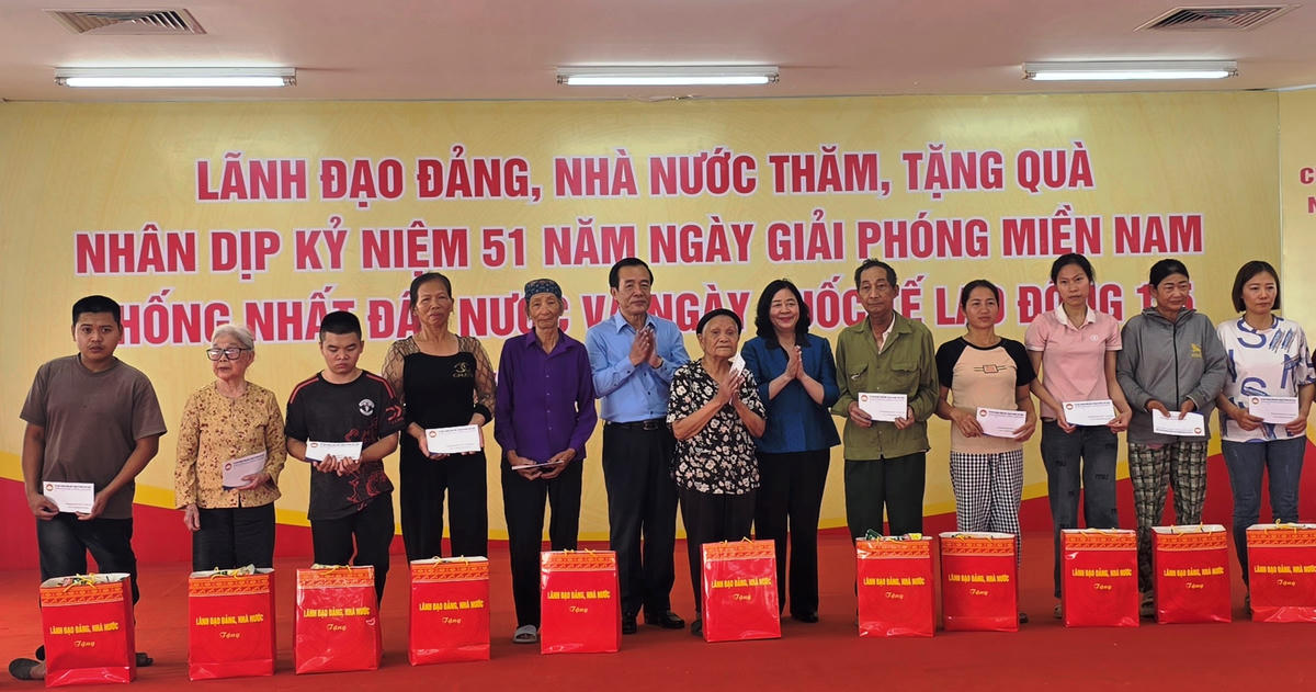 Bà Bùi Thị Minh Hoài, Uỷ viên Bộ Chính trị, Bí thư Trung ương Đảng, Chủ tịch Uỷ ban Trung ương MTTQ Việt Nam và ông Lê Đức Thái, Uỷ viên Trung ương Đảng, Bí thư Tỉnh uỷ Thanh Hóa tặng quà cho các hộ chính sách và người lao động tại buổi lễ. Ảnh: Nguyễn Chung.