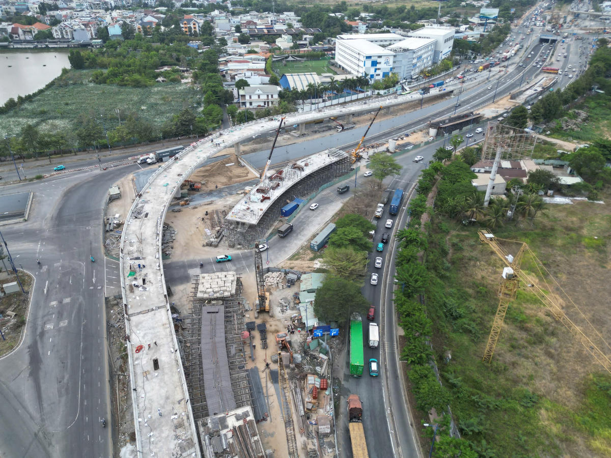 Nhánh cầu có chiều dài 500 mét, quy mô 2 làn xe một chiều. Ảnh: Đ.X.
