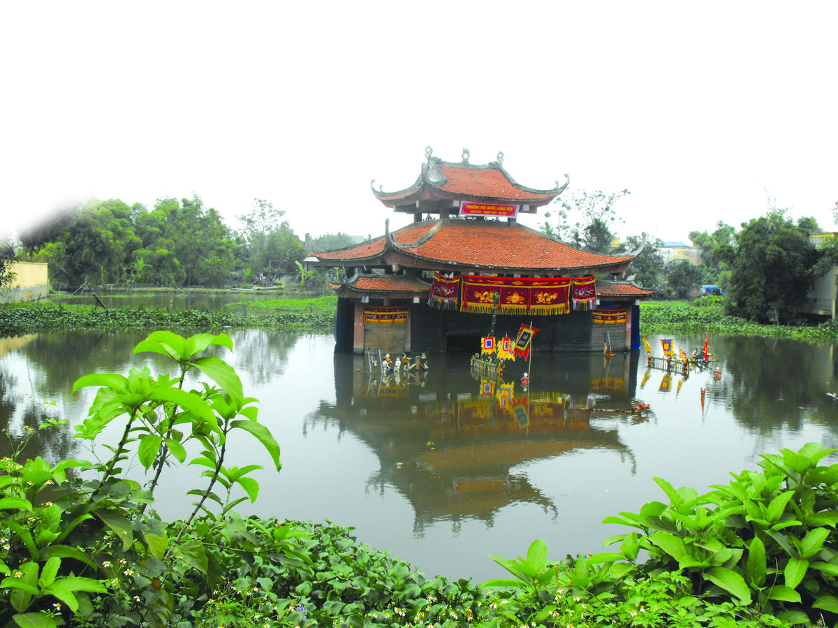 Giữa ao làng, nhà thủy đình chuẩn bị cho các tiết mục múa rối nước.