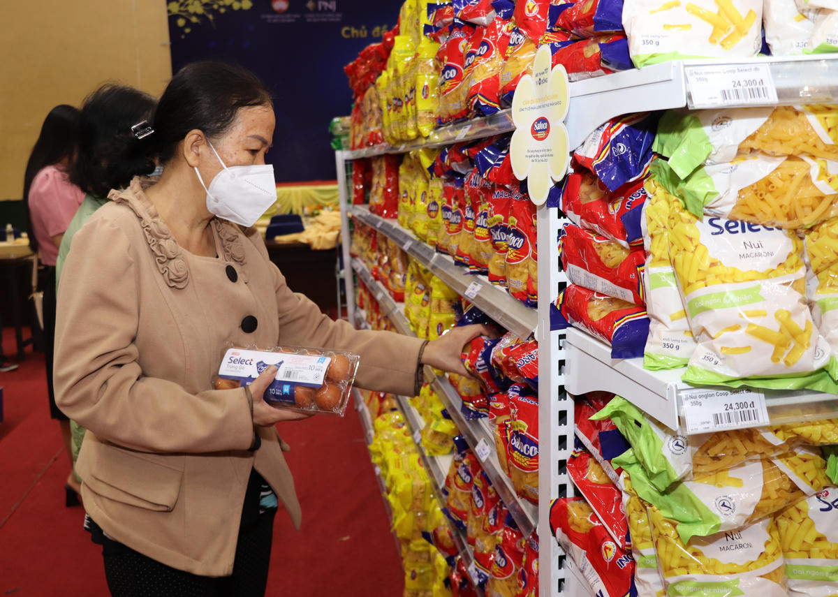 Người dân có hoàn cảnh khó khăn mua hàng tại “Siêu thị mini 0 đồng”. Ảnh: QĐ.