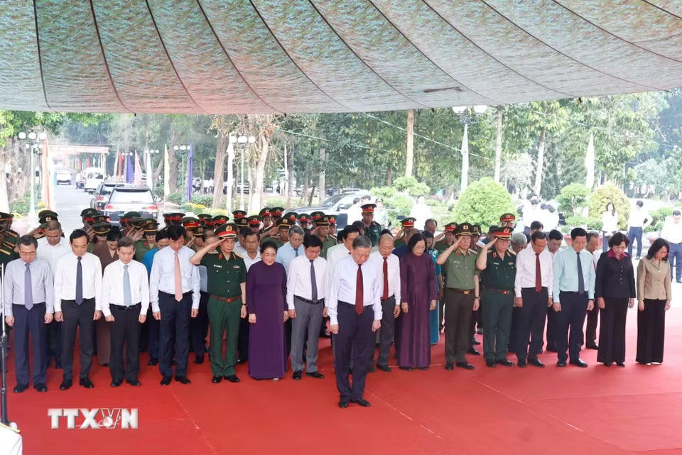 Tổng Bí thư, Chủ tịch nước Tô Lâm cùng Đoàn công tác của Trung ương tưởng niệm các Anh hùng-Liệt sỹ tại Nghĩa trang Liệt sỹ Tân Biên (Nghĩa trang Liệt sỹ Đồi 82). (Ảnh: Thống Nhất/TTXVN)