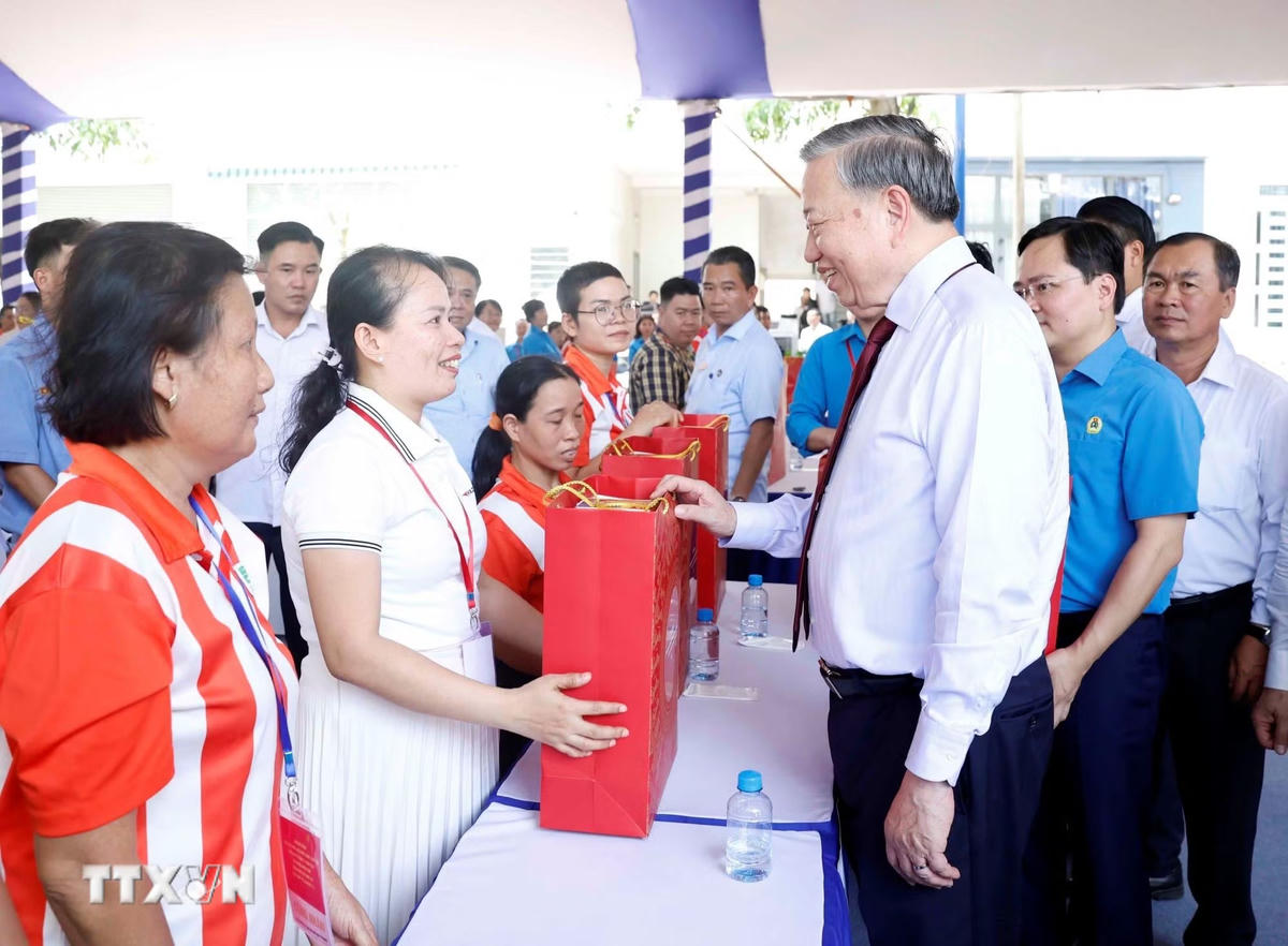 Tổng Bí thư, Chủ tịch nước Tô Lâm tặng quà cho công nhân. (Ảnh: Thống Nhất/TTXVN).