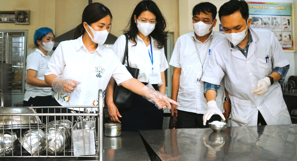 Chi cục An toàn vệ sinh thực phẩm Hải Phòng đã lập các đoàn kiểm tra hàng loạt cơ sở sản xuất bếp ăn tập thể, nhà ăn, căng tin ăn uống và các cơ sở kinh doanh suất ăn sẵn. Ảnh: ML.&nbsp;