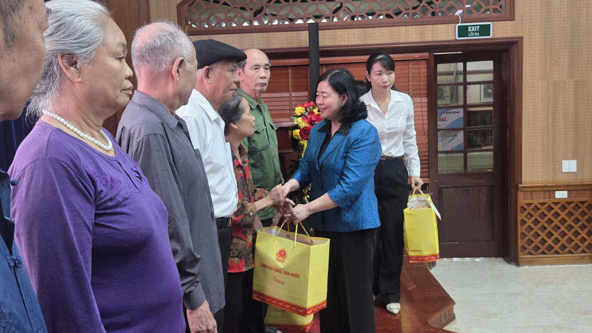 Chủ tịch Ủy ban Trung ương MTTQ Việt Nam Bùi Thị Minh Hoài tặng quà một số gia đình chính sách, công nhân, người lao động ở tỉnh Ninh Bình. Ảnh: Duy Hưng.