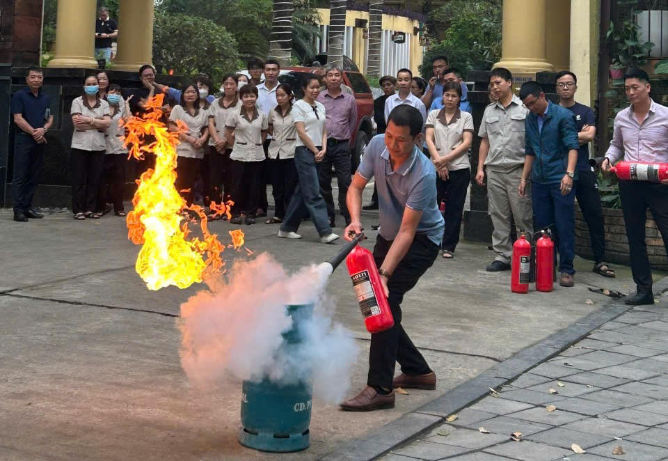 Cán bộ, nhân viên khách sạn được trực tiếp thực hành sử dụng bình chữa cháy xách tay.