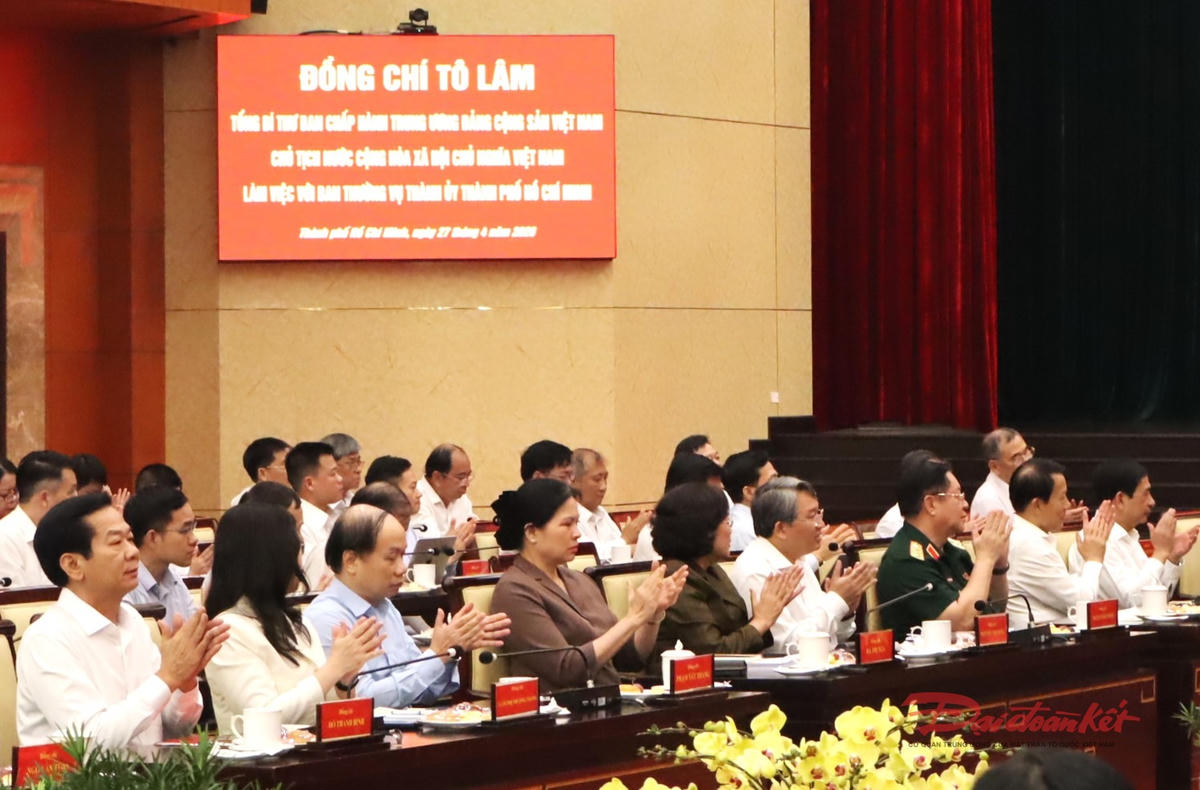 Bà Hà Thị Nga (thứ tư, từ trái qua phải), Ủy viên Trung ương Đảng, Phó Chủ tịch - Tổng Thư ký Ủy ban Trung ương MTTQ Việt Nam tham dự buổi làm việc. Ảnh: T.Luân.