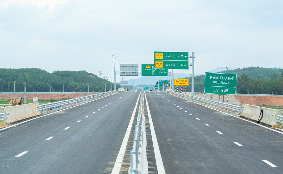 Tuyến cao tốc Quảng Ngãi-Hoài Nhơn được lắp đặt biển báo hướng dẫn lưu thông. Ảnh: CV.