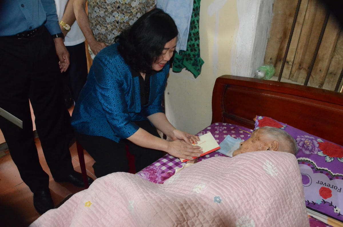 Chủ tịch Ủy ban Trung ương MTTQ Việt Nam Bùi Thị Minh Hoài thăm hỏi Mẹ Việt Nam Anh hùng Trần Thị Sách ở phường Phủ Lý. Ảnh: Duy Hưng.