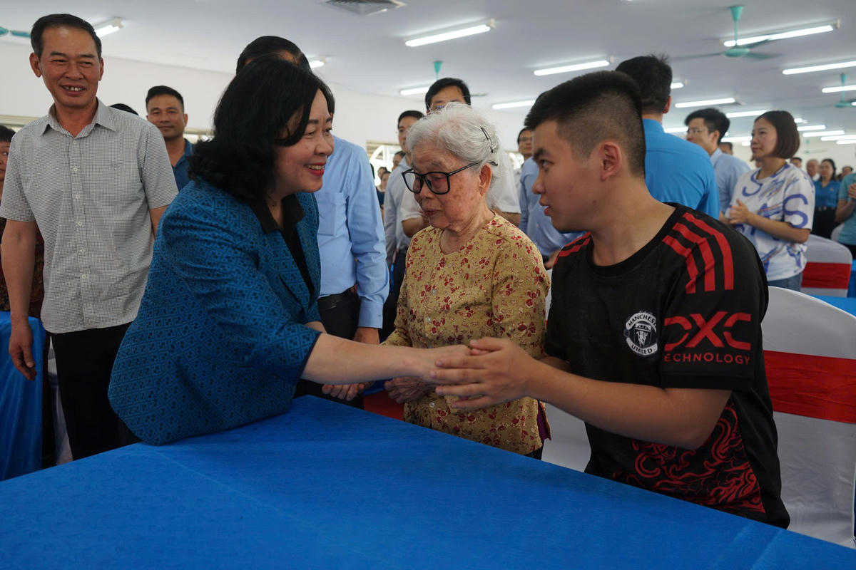 Chủ tịch Uỷ ban Trung ương MTTQ Việt Nam Bùi Thị Minh Hoài ân cần thăm hỏi các đối tượng chính sách tại buổi trao quà. Ảnh: Nguyễn Chung.