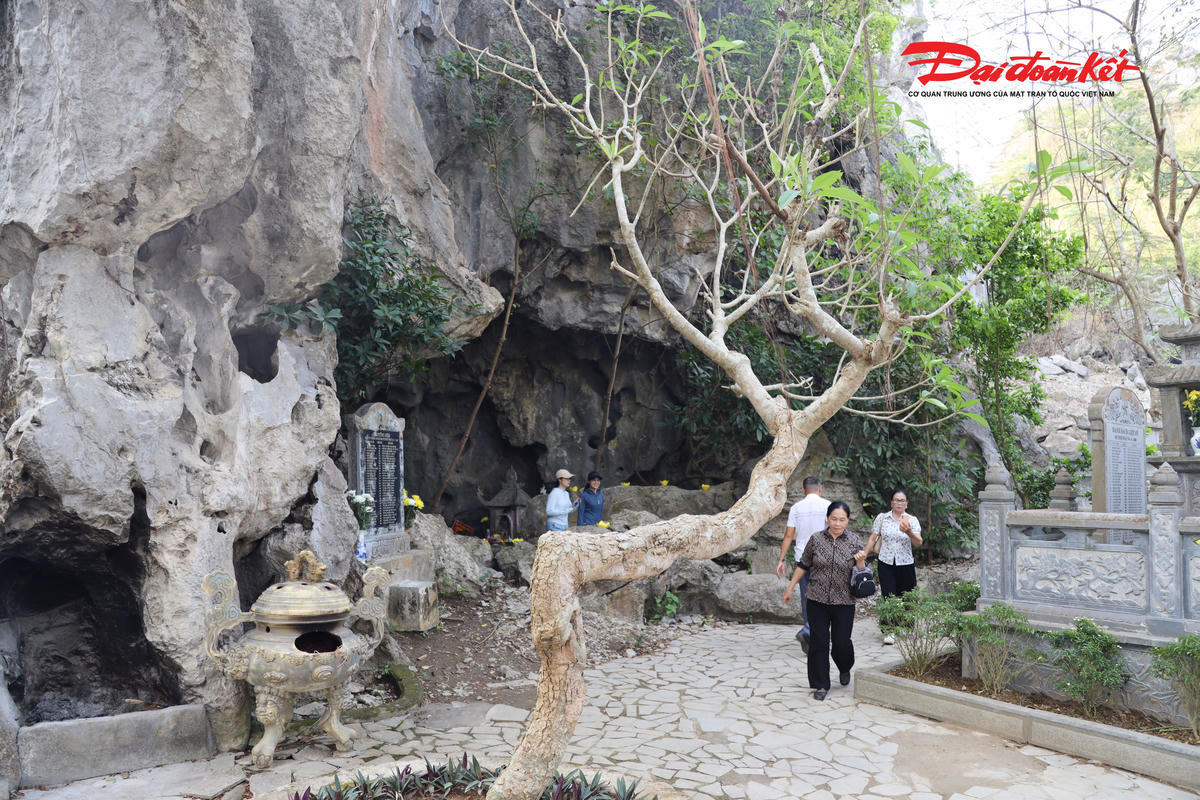 Hang Hỏa Tiễn - cách đây 60 năm nơi ghi nhận&nbsp;33 chiến sĩ thanh niên xung phong thuộc Tổ 4, đơn vị C271, Đội 27 hy sinh khi đang làm nhiệm vụ. Ảnh: ĐB