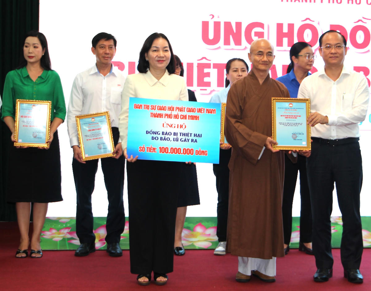 Lãnh đạo Mặt trận TP Hồ Chí Minh tiếp nhận ủng hộ từ các đơn vị. Ảnh: Q.Định.