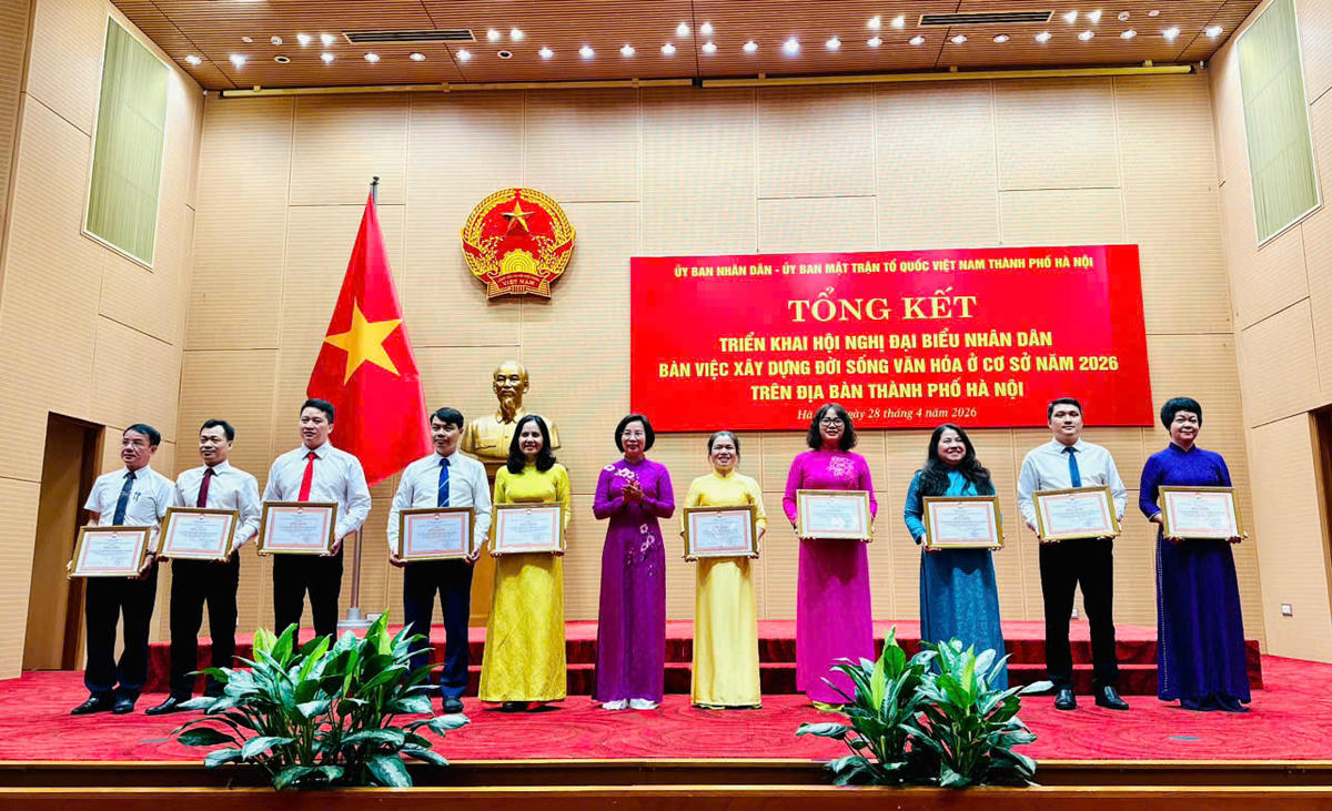 Phó Chủ tịch không chuyên trách Ủy ban Trung ương MTTQ Việt Nam, Ủy viên Ban Thường vụ Thành ủy, Chủ tịch Ủy ban MTTQ Việt Nam thành phố Bùi Huyền Mai trao khen thưởng cho các tập thể. Ảnh: PV